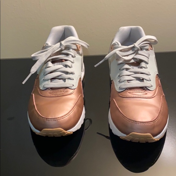 Nike Women’s Air Max 1 Ultra SE ‘Metallic Toe’ - Picture 2 of 5